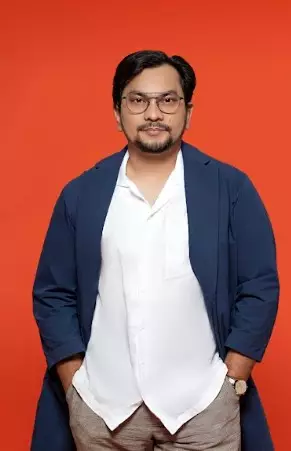 Tompi nyanyikan lagu Bimbo ‘Ada Anak Bertanya Pada Bapaknya’ © Istimewa