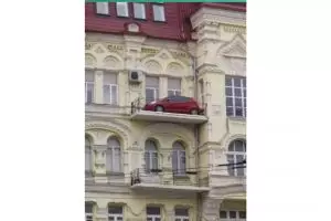 17 Potret lucu orang parkir ini nyelenehnya bikin bingung, kok bisa ya?