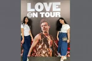 Ibu dan anak serasa kakak adik, intip 9 momen kompak Annisa Pohan & Almira nonton konser di Singapura