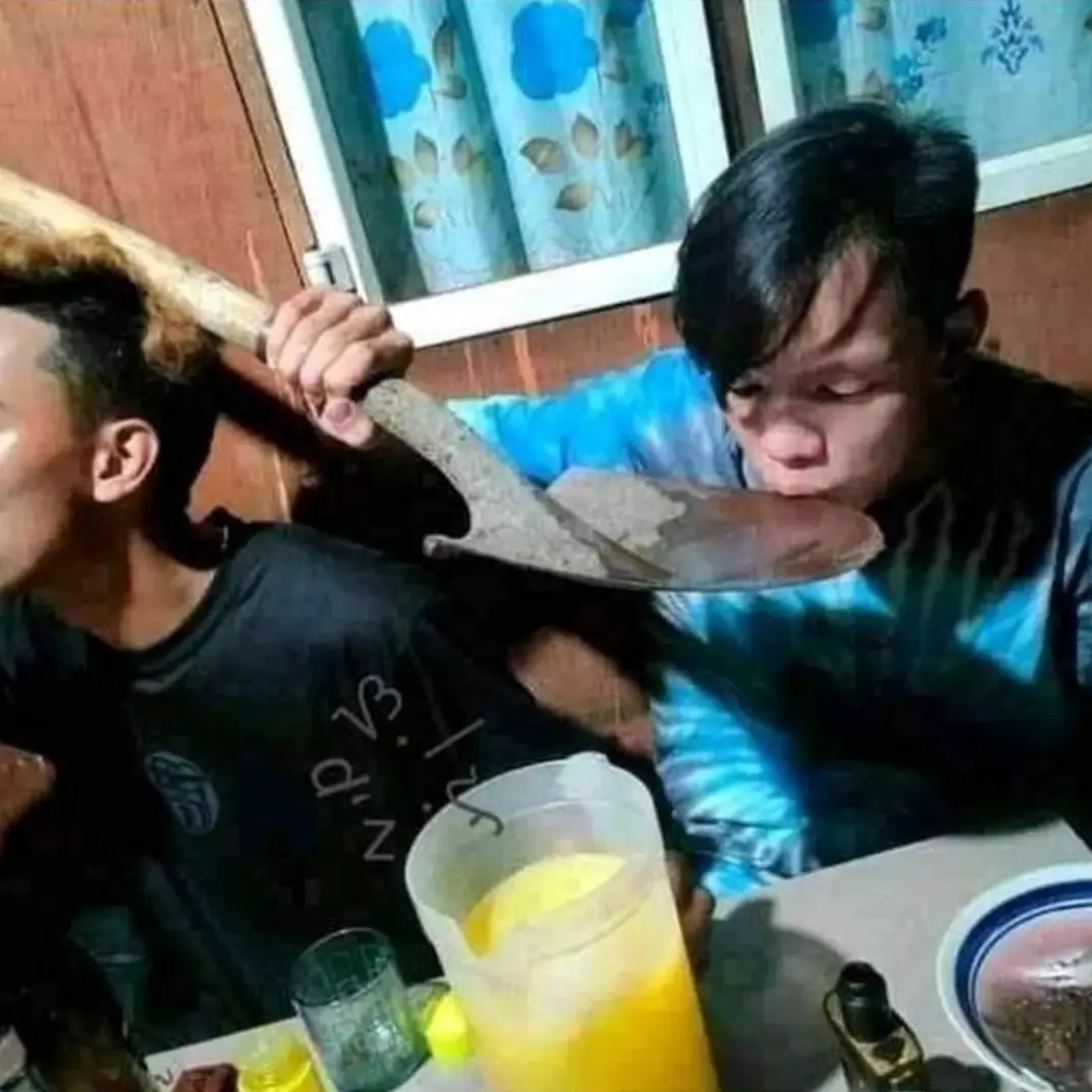 11 Potret lucu alat makan nggak biasa ini bikin geleng kepala, ngasal abis