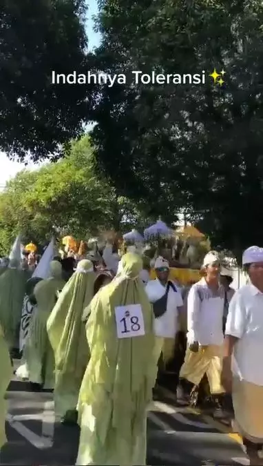 Momen Muslim & Hindu pawai bareng Berbagai sumber Momen Muslim & Hindu pawai bareng Berbagai sumber