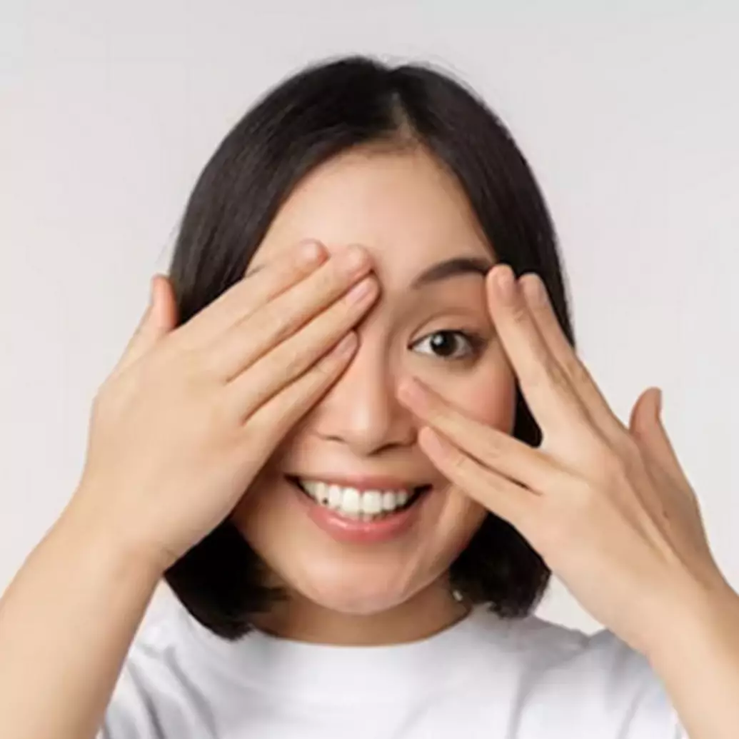 Tak perlu foundation, begini trik pakai concealer di bawah mata agar tak abu-abu