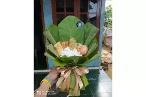 Gagal terharu, 11 potret lucu kado wisuda ini nyelenehnya nggak ada lawan