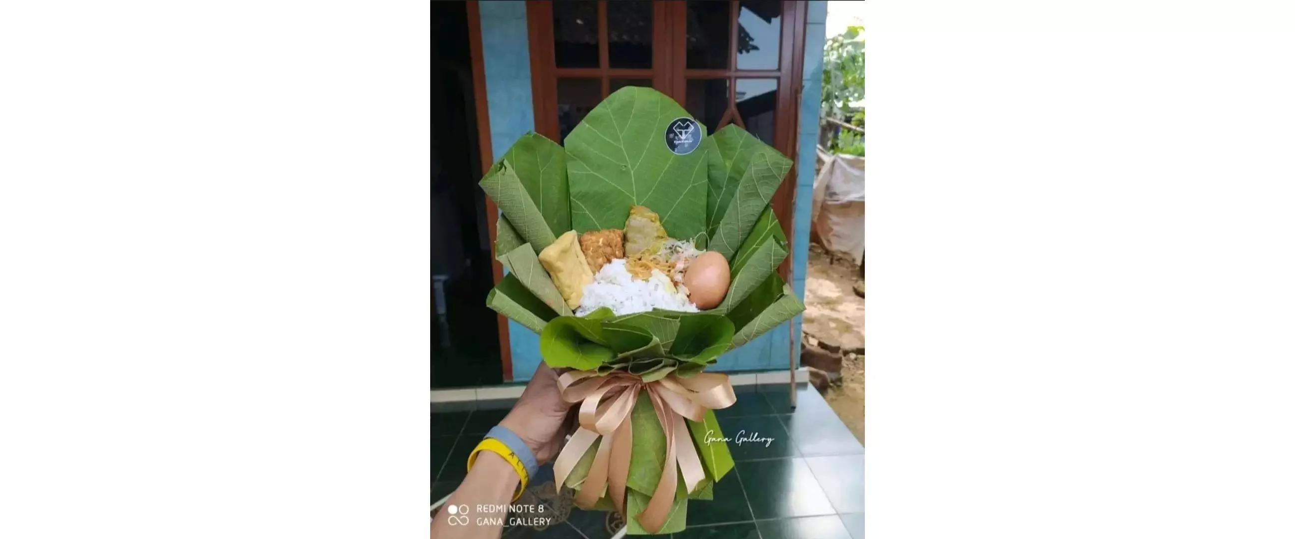 Gagal terharu, 11 potret lucu kado wisuda ini nyelenehnya nggak ada lawan