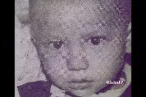 Bocah di foto ini anak aktor legendaris kini jadi presenter top, intip 11 transformasinya