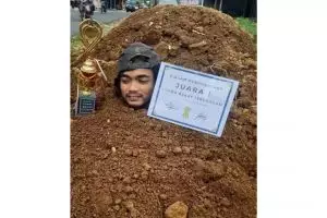 Mau senang tapi sedih, 17 potret lucu juara lomba ini malah bikin tepuk jidat