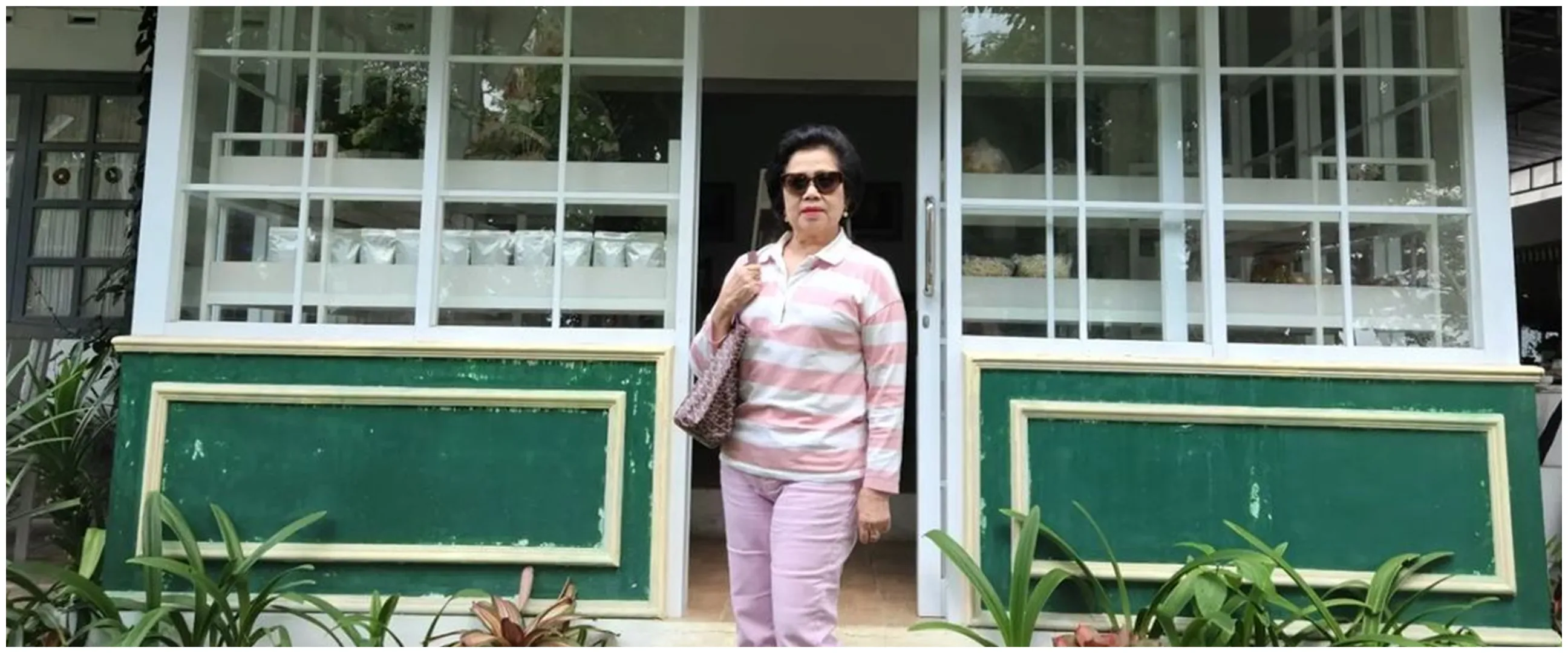 Wanita yang berprofesi jadi dokter gigi ini ternyata ibu artis top, intip 11 potretnya sama sang anak