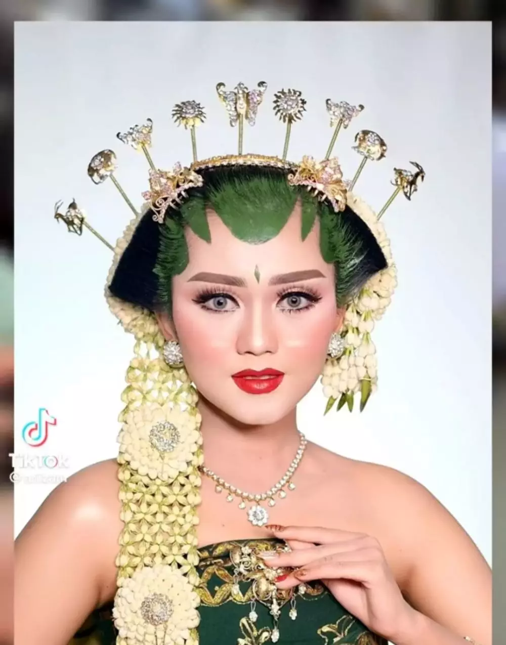 Wanita ini dibilang mirip Erina Gudono saat dirias paes Solo © TikTok