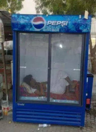 Potret kocak orang ngadem di kulkas Berbagai sumber