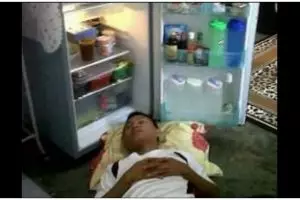 Cara nyeleneh bikin panas hilang, 11 potret kocak orang ngadem di kulkas ini ngasal abis