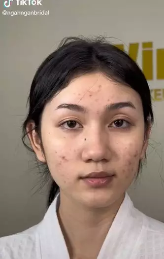 Wanita berjerawat dimakeup ala pengantin China disebut mirip Ariel Tatum © 2023 brilio.net Wanita berjerawat dimakeup ala pengantin China disebut mirip Ariel Tatum © 2023 brilio.net