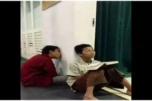 11 Penampakan orang lemas puasa sampai ketiduran ini posenya bikin ketawa sambil geleng kepala