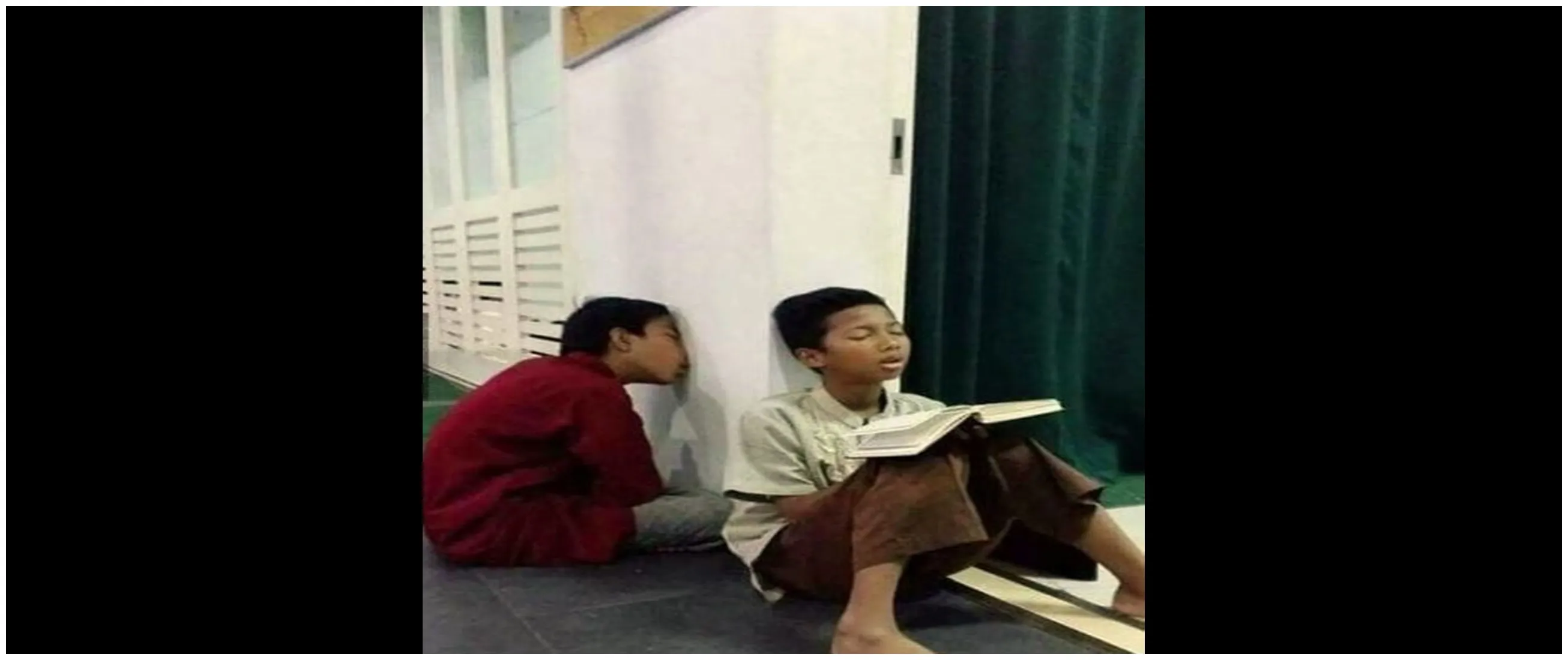 11 Penampakan orang lemas puasa sampai ketiduran ini posenya bikin ketawa sambil geleng kepala