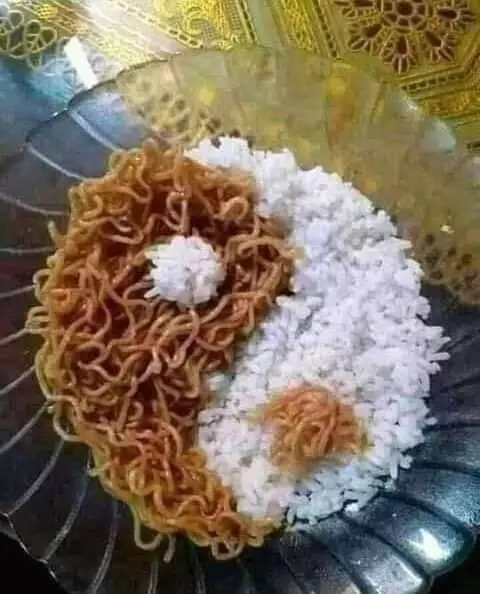 makan mi pakai nasi © berbagai sumber makan mi pakai nasi © berbagai sumber