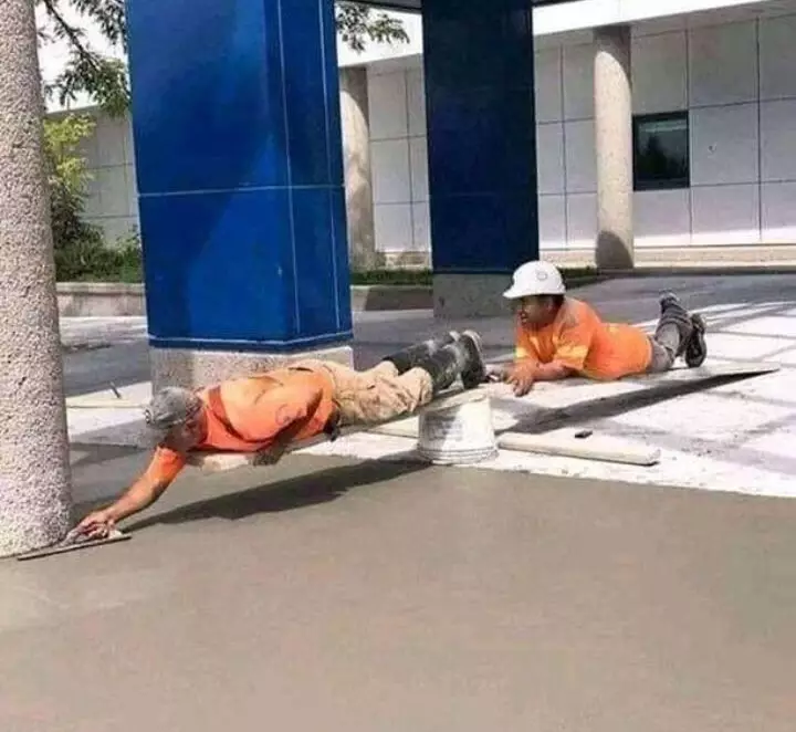 tukang bangunan gotong royong © berbagai sumber tukang bangunan gotong royong © berbagai sumber