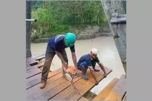 15 Potret kocak tukang bangunan gotong royong saat bekerja, solidaritasnya bikin geleng kepala