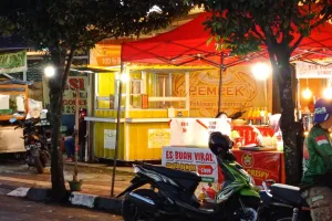 Buka puasa di 'Jalur Gaza' Jogja, spot cari takjil yang nggak pernah sepi pembeli