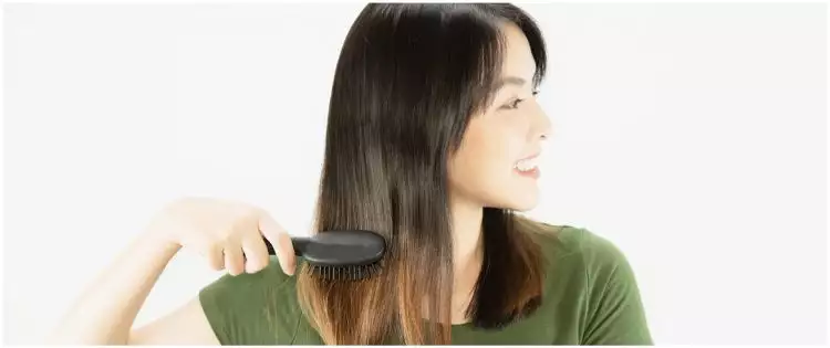 7 Cara merawat rambut kasar dan kering jadi lembut berkilau pakai bahan alami, dijamin antigagal