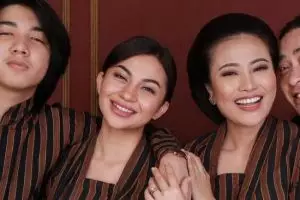 9 Potret kebersamaan Ariel Tatum dan ibu sambung, paras cantiknya dipuji bak kakak adik