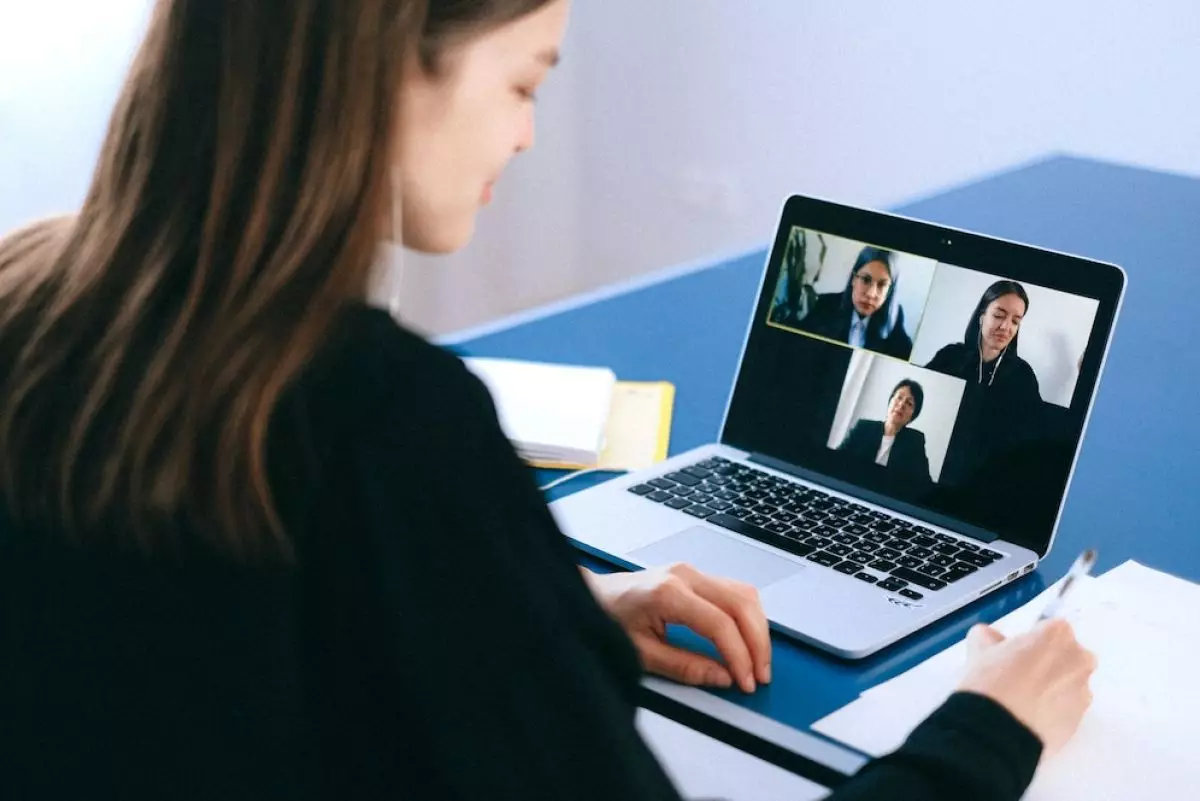 Cara share screen di Google Meet dan Zoom agar presentasi tambah lancar, bisa lewat HP dan PC