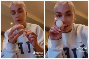 Bukan dikuliti sedikit demi sedikit, begini cara cepat kupas telur rebus pakai satu alat