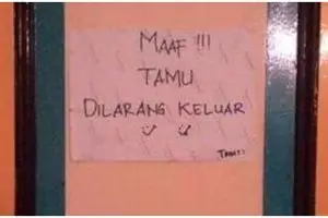 11 Tulisan kocak di depan pintu rumah ini bikin penghuni pengin ngelus dada