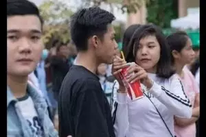 Awas bikin iri, 11 aksi anak muda pamer ke-uwu-an ini bikin jomblo senyum kecut