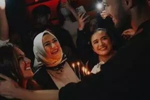 Layaknya kakak adik, intip 9 potret kebersamaan Wulan Guritno dan calon ibu mertua