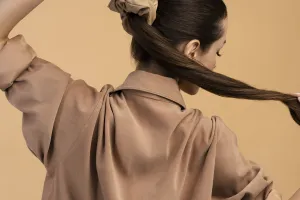 Nggak bikin rontok dan berbekas, begini trik mudah ikat rambut tanpa karet