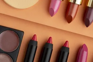 Nggak perlu beli baru, begini trik ubah shade lipstik yang terlalu merah untuk bibir