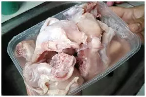 Tanpa pakai jeruk nipis, ini cara jitu menghilangkan sisa darah dan bau amis daging ayam