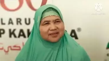 Alya Theresia ngaku anak Mamah Dedeh Berbagai sumber
