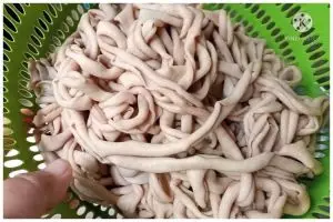 Tak perlu jeruk nipis, ini trik menghilangkan bau amis pada usus ayam pakai satu bahan