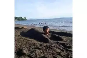 11 Tingkah nyeleneh saat pergi liburan ini bisa bikin stres warga setempat, kenapa ya?