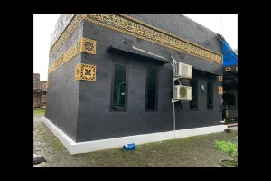 Berasa di Mekah, masjid di Magelang ini bentuknya menyerupai Kabah lengkap dengan ‘Hajar Aswad’