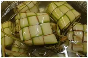 Cara menyimpan janur yang sudah dirangkai untuk bungkus ketupat, tetap hijau hingga 1 minggu