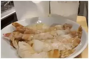 Tanpa jeruk nipis, ini cara hilangkan bau amis pada udang pakai dua bahan dapur