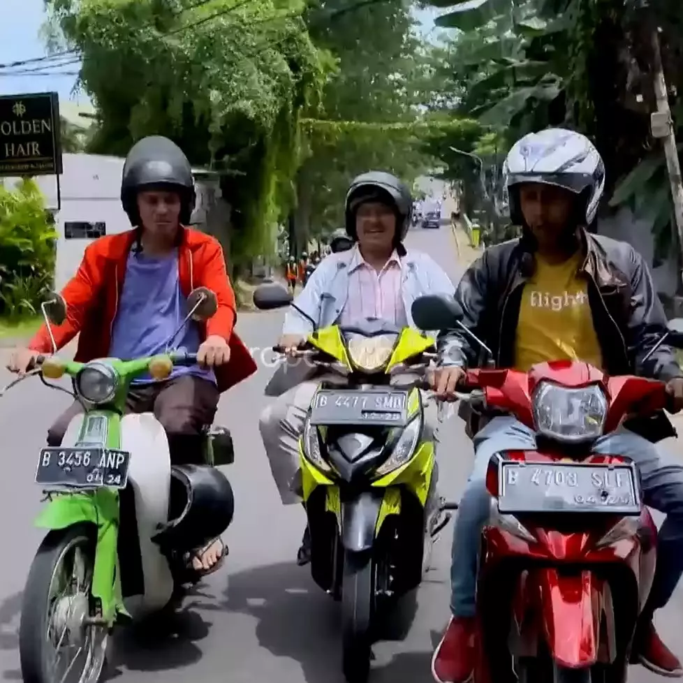 Jadi rekan seprofesi di Tukang Ojek Pengkolan, intip 11 potret persahabatan Ojak, Purnomo, dan Tisna