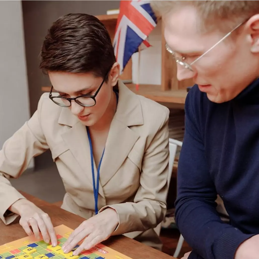 65 Contoh kata kerja bahasa Inggris beraturan, lengkap dengan pengertian dan jenisnya