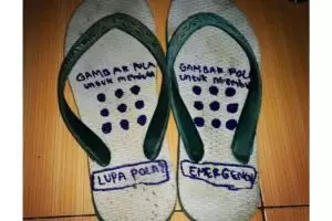 Antimaling, 15 potret kocak sandal ini dijamin aman dari kehilangan pas tarawih