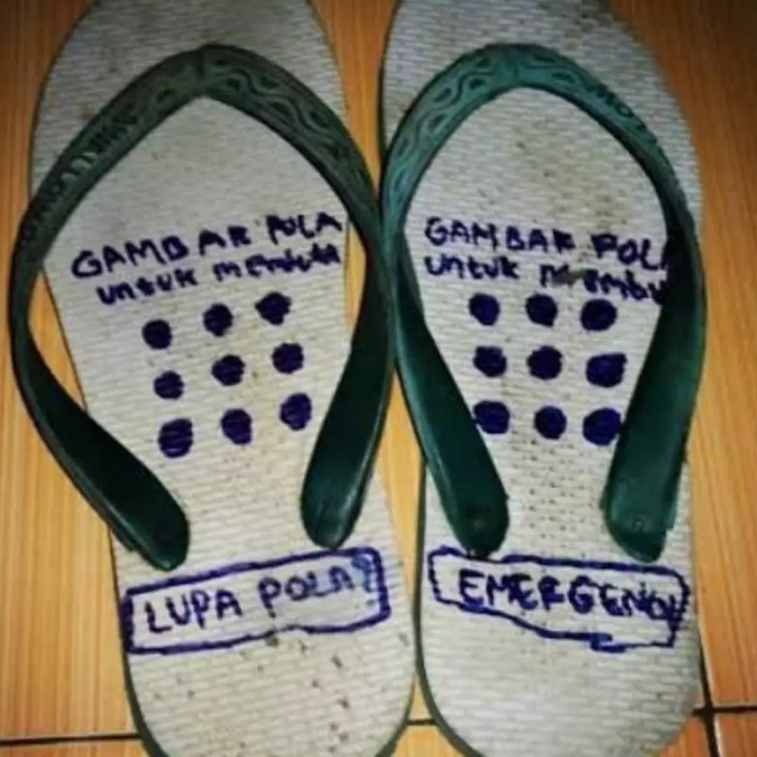 Antimaling, 15 potret kocak sandal ini dijamin aman dari kehilangan pas tarawih