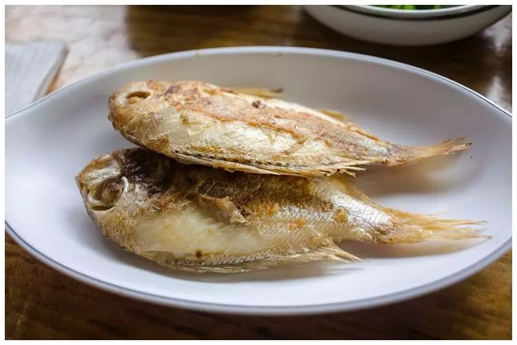 Bukan ditaburi tepung, ini trik goreng ikan biar tidak lengket di wajan