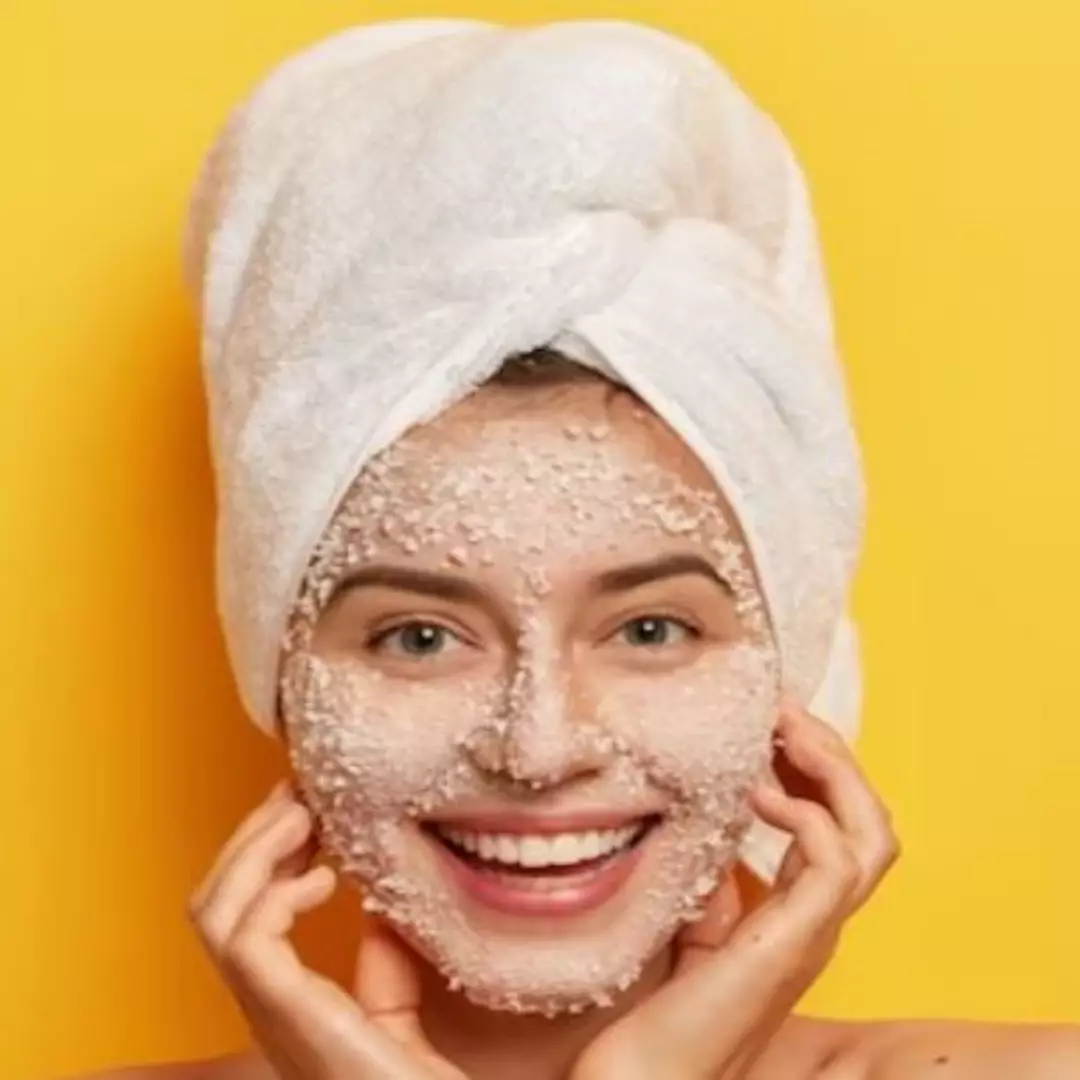 Hanya butuh 4 bahan alami, ini trik membuat face scrub untuk melembapkan wajah kering dan dehidrasi