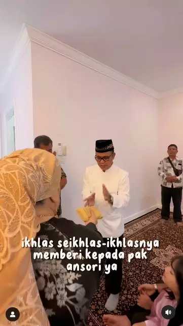 keluarga Fuji beri hadiah uang Pak Anshori © Instagram keluarga Fuji beri hadiah uang Pak Anshori © Instagram