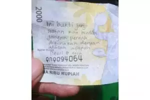 Serasa notebook, 11 potret tulisan lucu di uang kertas ini isinya nyeleneh pol