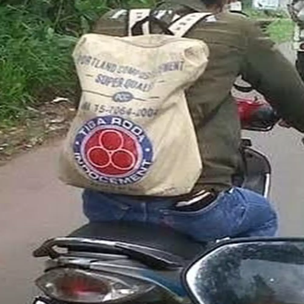 11 Penampakan kocak orang pakai tas ini bentuknya nyeleneh abis, bikin nyengir