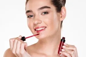 Bukan dilap pakai tisu, ini trik pakai lipstik agar tak menempel pada gigi