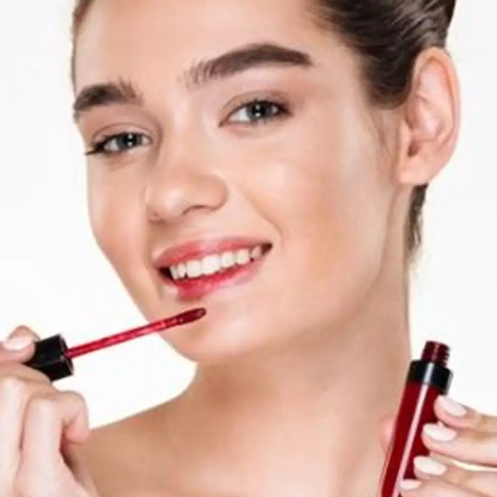 Bukan dilap pakai tisu, ini trik pakai lipstik agar tak menempel pada gigi