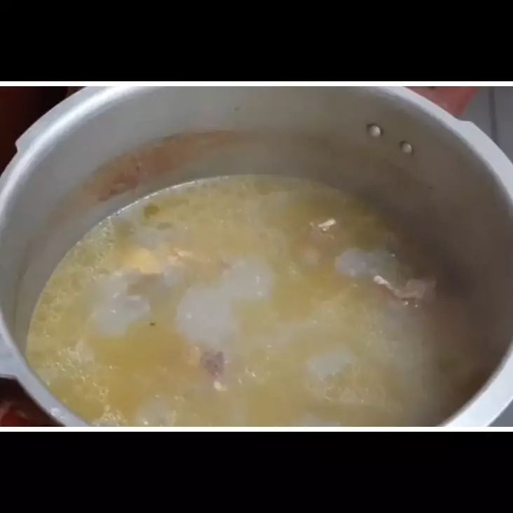 Tanpa bahan tambahan, begini trik mengolah kuah kaldu tulang sapi agar bau langu hilang dan hemat gas