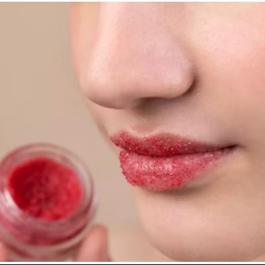 Bibir jadi merah merona, ini cara bikin lip scrub pakai 1 snack murah meriah